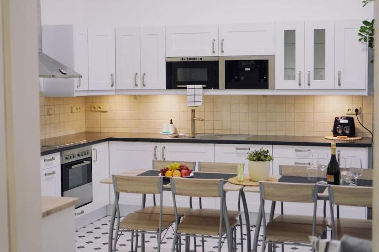 NEW! Mucha 3BDR Flat in HEART of the City Center - B&B Prague
