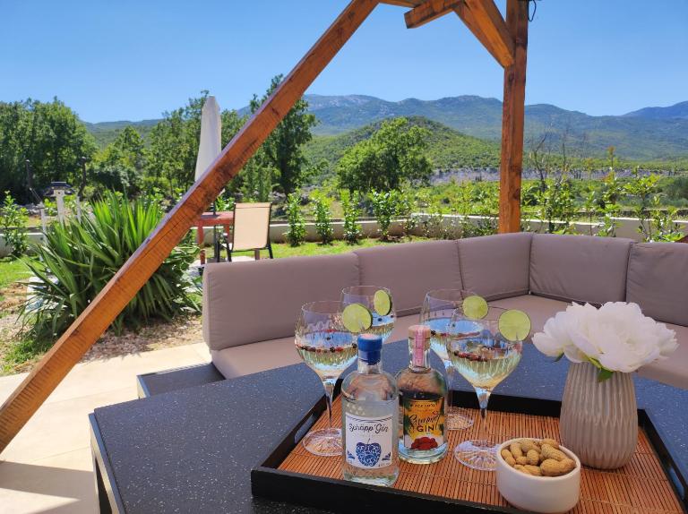 Holiday House Mila - B&B Trnbusi