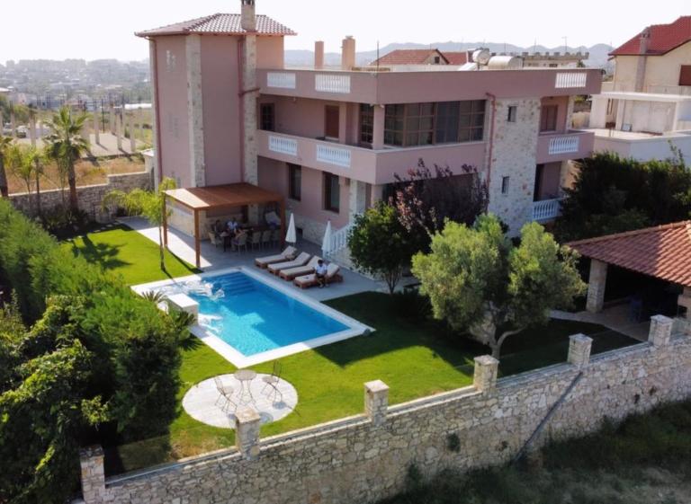 Green Villa with Private Pool - B&B Durrës