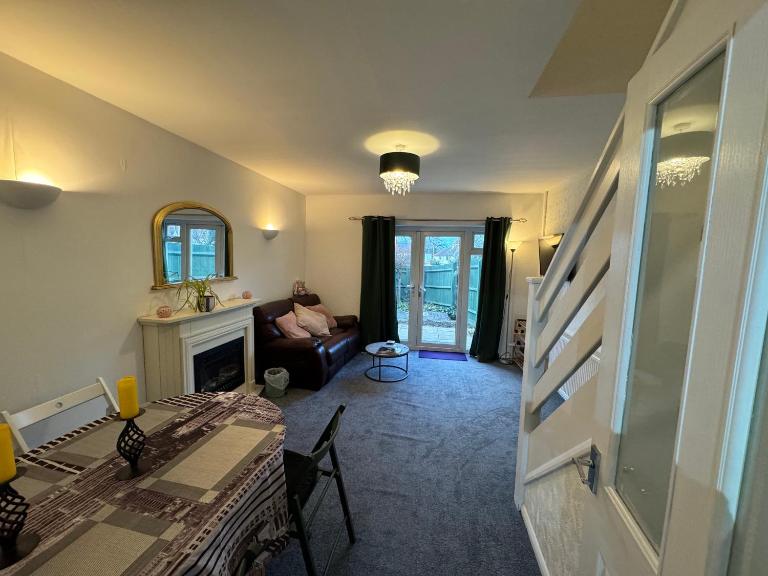 Comfy 2-bedroom townhouse featuring a fireplace, private entrance, equipped kitchen, terrace with garden views, washing machine flat-screen TV and sofa bed sleeping 2 additional guests - B&B Cheltenham