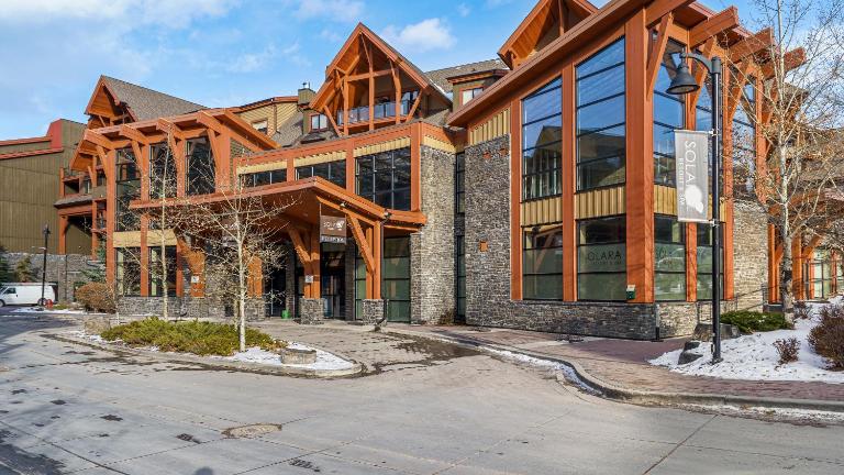 Adventurer's Escape~ Mountain Luxury Resort - B&B Canmore