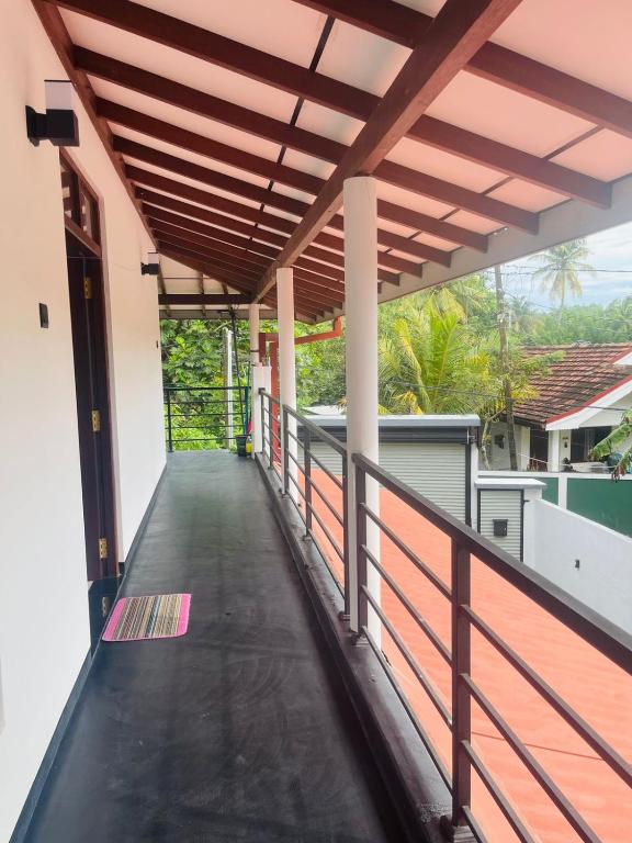 Sandy beach bloom - B&B Mirissa city