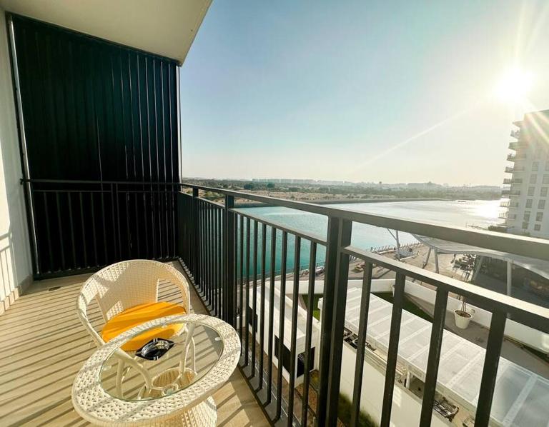 Vibrant 2BR Lake View withPool&Gym Access 430B1 - Bed and Breakfast Abu Dhabi