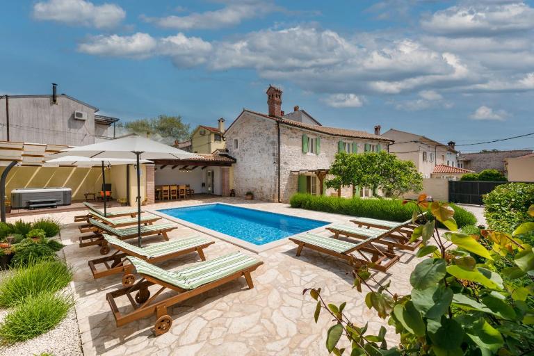 Villa Katja near Pula with whirlpool only 3 km from the beach - B&B Krnica