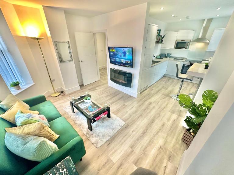 Coastal Vibes - Stunning Bournemouth Apartment - Couples - Small Families - King bed - Private Parking - 10min walk to Beach - B&B Bournemouth