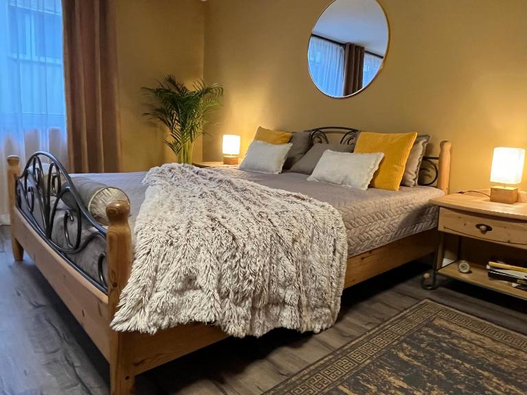 Terracotta Apartment - Zentral, Parken, Netflix, Kontaktloses Einchecken, Kingsize-Bett - B&B Wuppertal