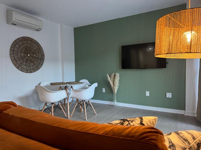 Beautiful and cozy new condo in downtown - B&B Montreal