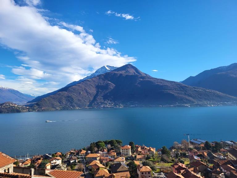 Amazing Lake View Apartment with Pool and 2 Terraces, Modern Urio, by STAYHERE-LAKECOMO - B&B Carlazzo