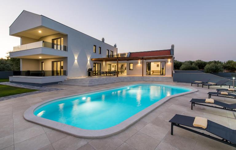 Villa Posidonia near Pula with sea view and surrounded by olive trees - B&B Krnica