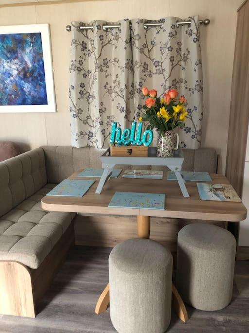 Pinto Holiday Home Oakdene Forest Park Passes Inc! - Bed and Breakfast Ringwood