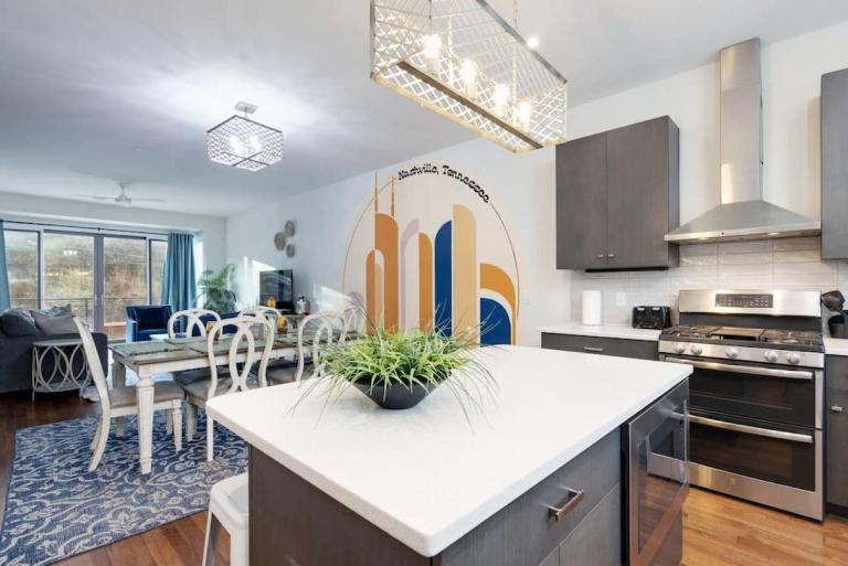 Modern Townhome, Large Game Room, 10min to Downtown! Sleeps 10! - Bed and Breakfast Nashville