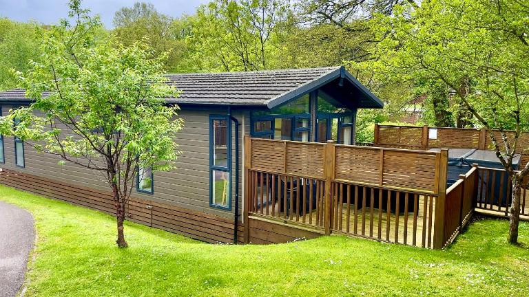 Spacious Oak Cabin with Hot Tub - Devon - B&B Chudleigh