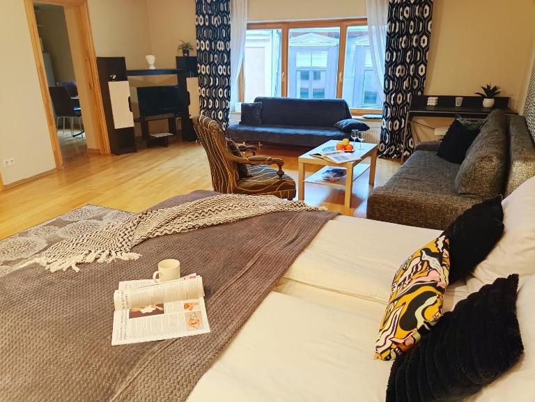 Elegant Old Town Toffee Bliss Apartment, SELF Check-In, Steps from Bus Station - B&B Riga