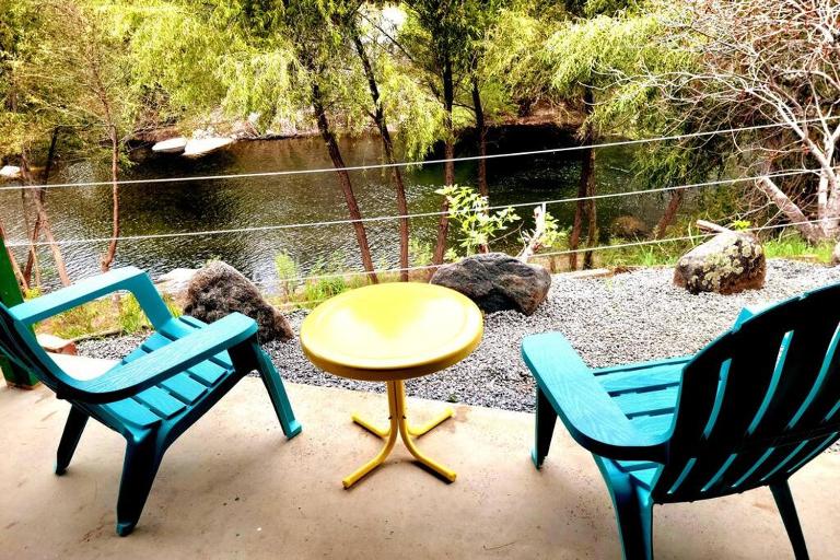 Retro Casita on the River! only 1 min to SNP gate! Riverfront with swimming - B&B Three Rivers