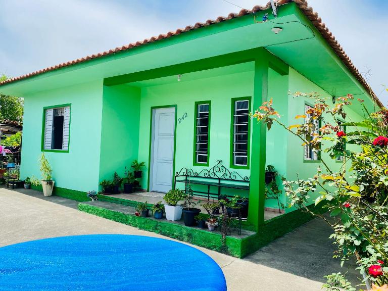 Casa Privativa com Varanda Gourmet e Churrasqueira- Pet Friendly- Wi-Fi e Garagem - Bed and Breakfast Imbituba
