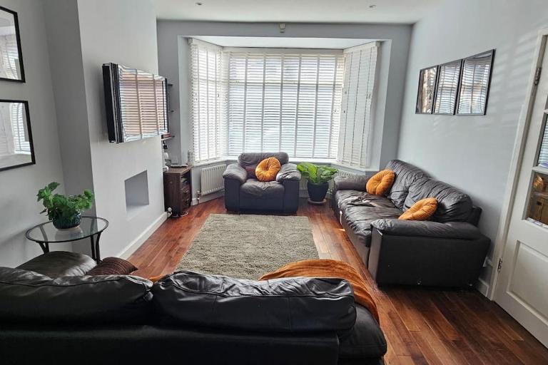 Cozy & Elegant 4 Bedroom Home Near Wembley - B&B The Hyde