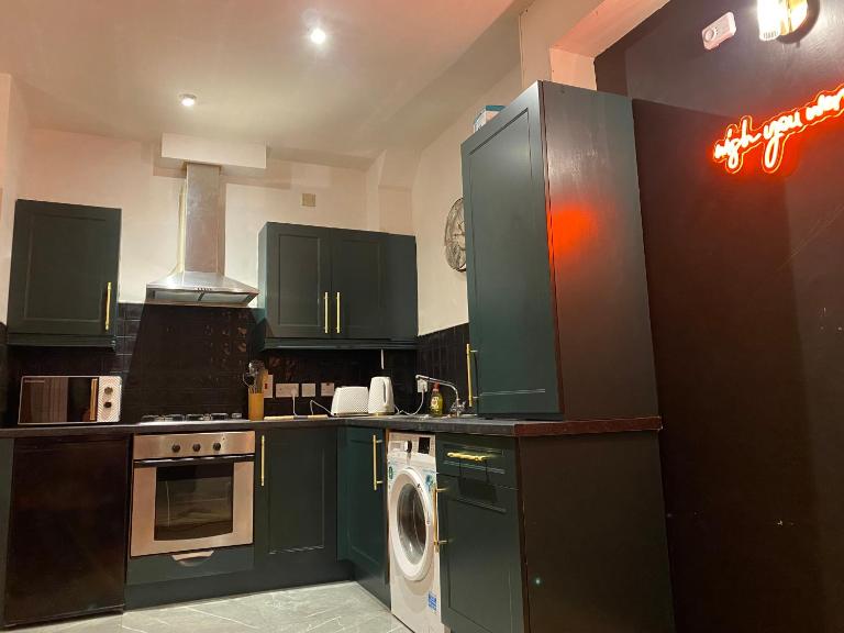 City Apartment - Sleeps 4 & Free Parking - Chambres d'hôtes Belfast