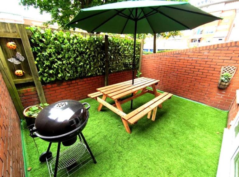 The Brum Home - Garden, NETFLIX, BBQ, 3 TVs, Huge Lounge or Quadruple Bedroom plus 2 double bedrooms - Bed and Breakfast Birmingham