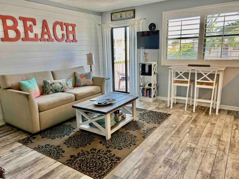 Gorgeous Beach view balcony with heated pool - Ferienwohnung St. Pete Beach
