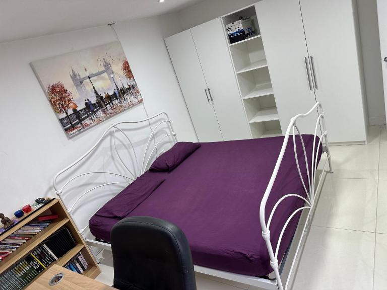 Separate One Bedroom Large Apartment in Slough - Bed and Breakfast Slough