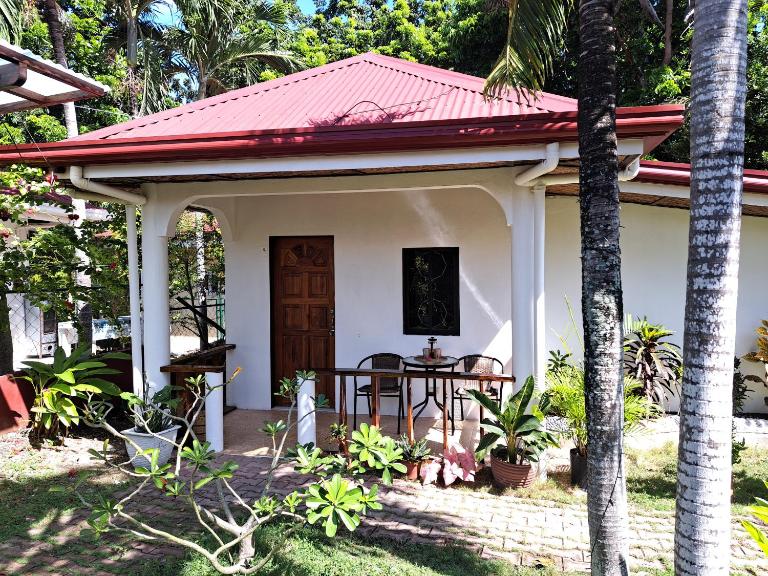 Palmera Palma Private 1-BR Bungalow #3 - B&B Moalboal