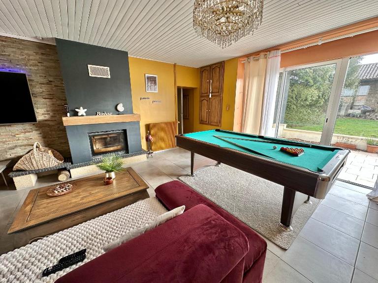 Grande Maison familiale bien équipée avec Billard - B&B Chaunay