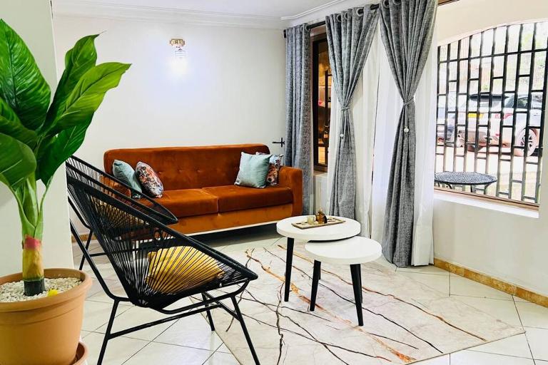 Cozy Living by Miranda, Acacia - 2 BDR, 4 beds, 3 Bthrms, Unlimited WIFI, Free Parking, Netflix - B&B Kampala