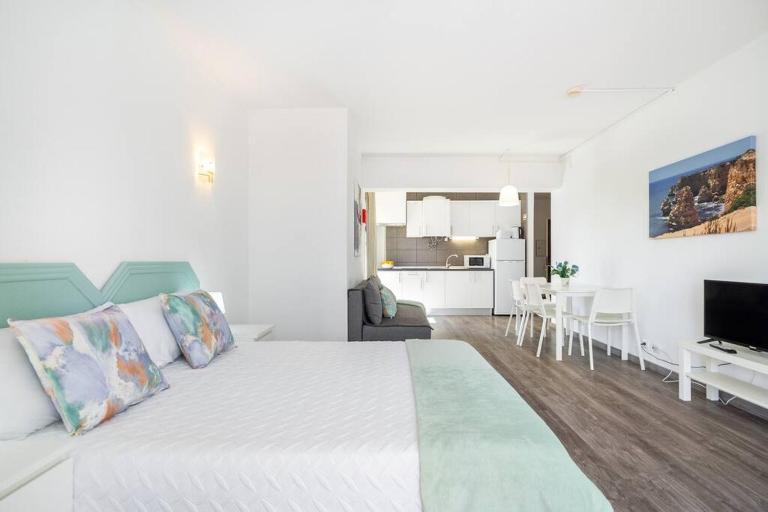 Rocha Beachside Studio by CC 326 - Bed and Breakfast Portimão