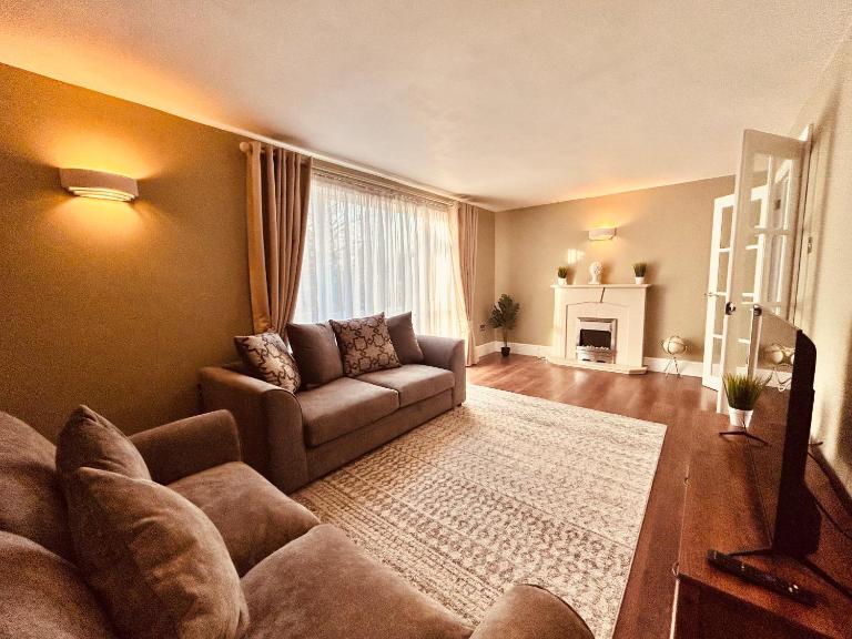 Stunning 3BR House w/ Parking - B&B Stevenage