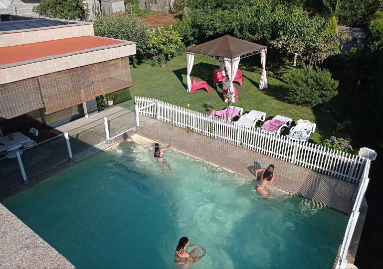 Chalet con piscina y diversión Ría de Vigo - Chambres d'hôtes Vilaboa
