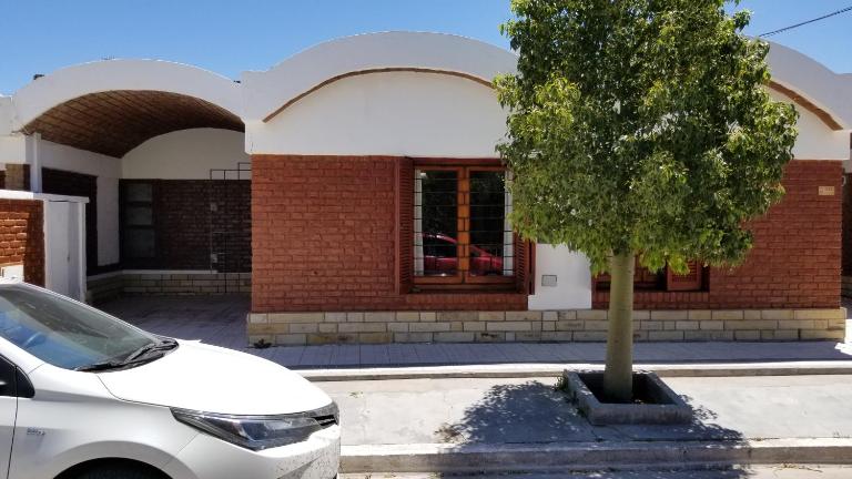 CASA "GUILLE" pleno centro, 200mts de peatonal y 300mts de la playa - B&B Las Grutas