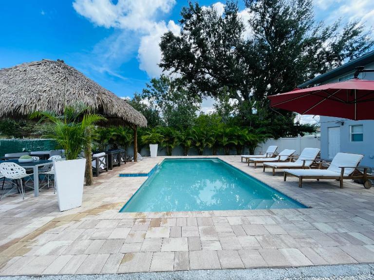 Sarasota Paradise Heated Pool Home Near IMG & Siesta Key Beach - Chambres d'hôtes Sarasota