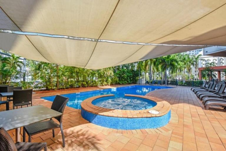 Resort Style City View King Bed Pool Balcony - B&B Darwin