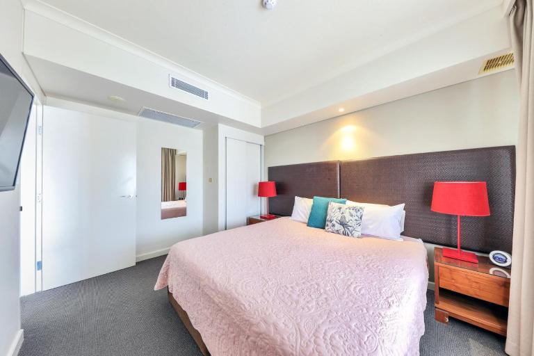 Resort Style City View King Bed Pool Balcony - Bed and Breakfast Darwin