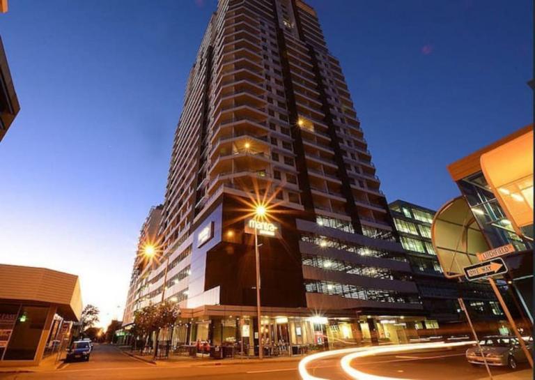 18th Floor Seaview Executive Style King Bed with Pool and Gym - B&B Darwin