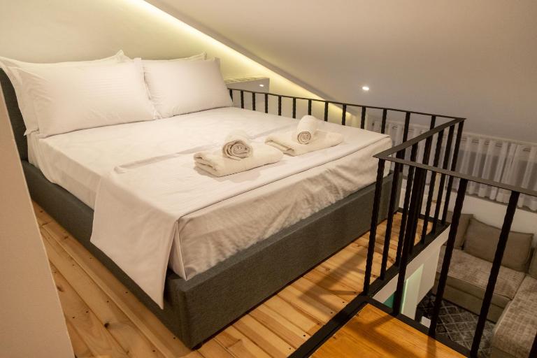 Cozy Loft-Blloku Downtown - Bed and Breakfast Tirana