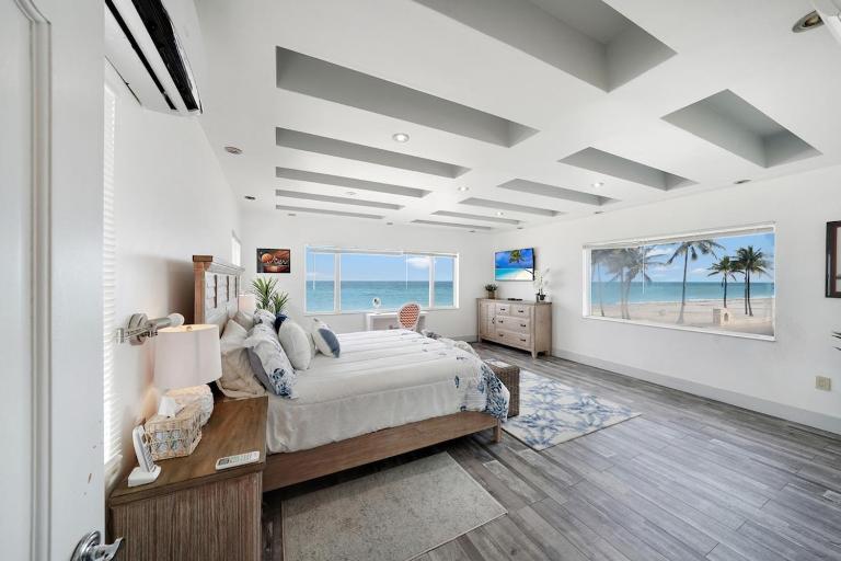 Magical Beachfront King Escape - B&B Hollywood