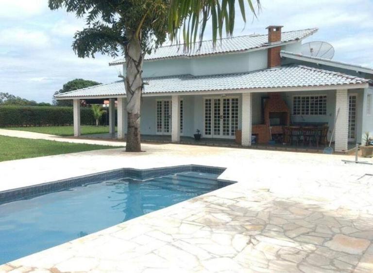 Casa com piscina em condomínio ensolarada! - B&B Águas de Santa Bárbara