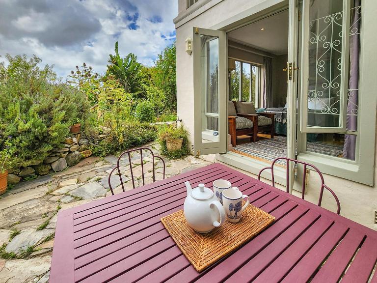 Stone Walled Garden View - B&B Knysna