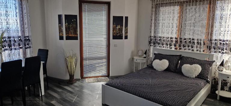 Black and White Apartment - B&B Karlovo