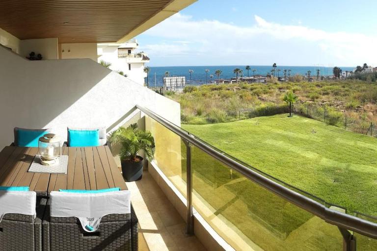 Puerto de la Duquesa, Beachfront Sea views 500m to Beach and Duquesa Marina - B&B Manilva