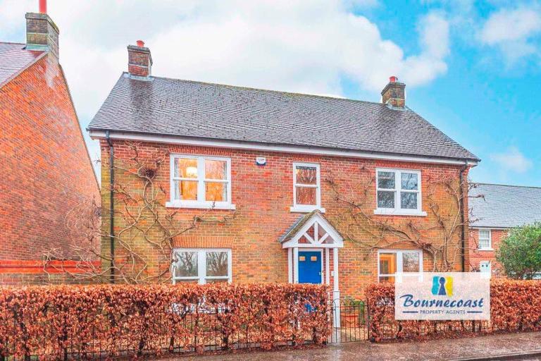 TAYLOR DRIVE by BOURNECOAST - A Lovely Countryside Family Home with a Garden and Parking - HB1522 - B&B Bournemouth