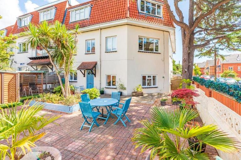 PRINCES COURT by BOURNECOAST- Holiday Apartment with Patio Garden, Parking and WIFI - FM8455 - B&B Bournemouth