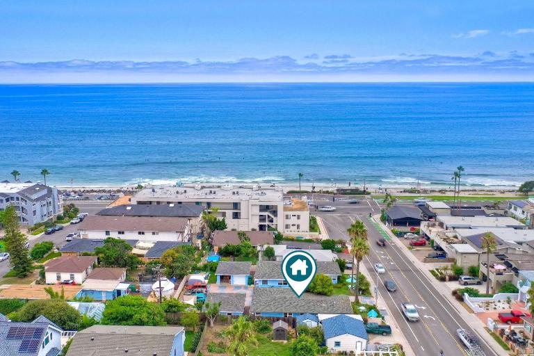 Walk To Beach - EV Charger - Outdoor Dining - 2BR - B&B Carlsbad
