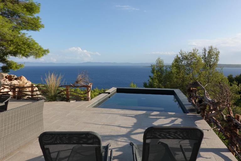 Sea view Eco house with pool, 250m to beach - Falcon View Hvar - B&B Zavala