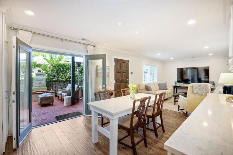 90 Walk Score, Steps to Beach, Dining - B&B Carlsbad