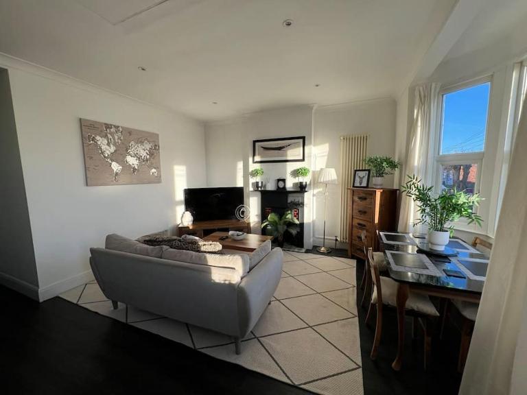 Hill Grove 2 Bedroom Apartment - B&B Leigh-on-Sea