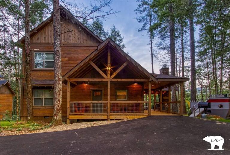 The Water Bear in Sevierville, Fabulous Luxury Indoor Pool! Fun Play Ship, Hot Tub, Theater, Game Rm - Bed and Breakfast Sevierville