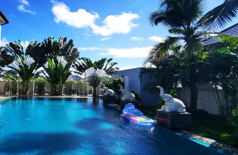 Big swimming pool garden villa 私家泳池花园豪华别墅 - B&B Na Jomtien