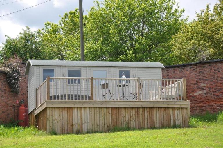Shepherd's Hut at Cefn Tilla Court - B&B Usk